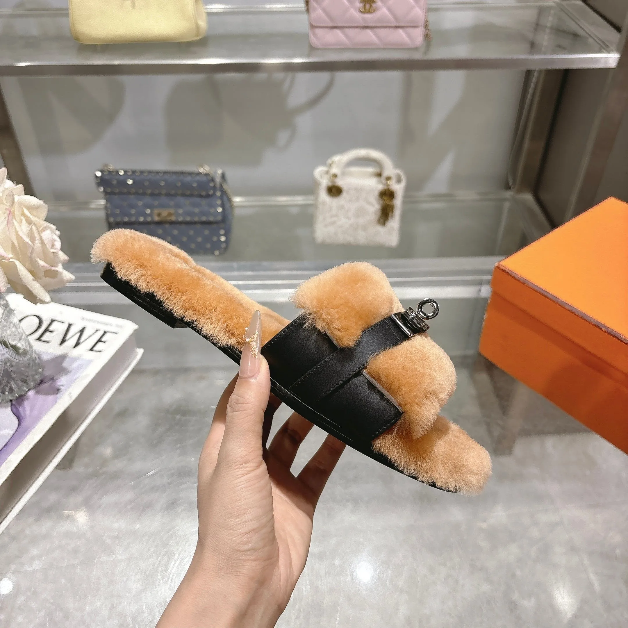 👟👟Ex-factory price 500👟👟 Purchasing agent level Hermes Hermès second uncle hair slippers are in stock all year round. 2025 new and new colors official website, Xiaohongshu synchronizes the latest color matching Hermès hot models are hot online, upgraded workmanship, high quality! Fashionable small wool H-trailers, autumn and winter style flat-soled wool mop, can be customized without standard, non-refundable and non-exchangeable. Fabric: Imported lamb's roll real wool. Lining: Imported lamb's roll real wool. Outsole: Genuine leather outsole. Size: 35-43, [Note: 41, 42, 43 customized]
